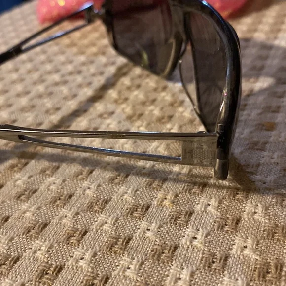 Burberry sunglasses - Picture 5 of 6